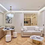 Air-conditioned Opera-louvre-2 Bedrooms