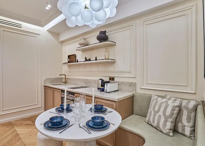 Air-conditioned Opera-louvre-2 Bedrooms