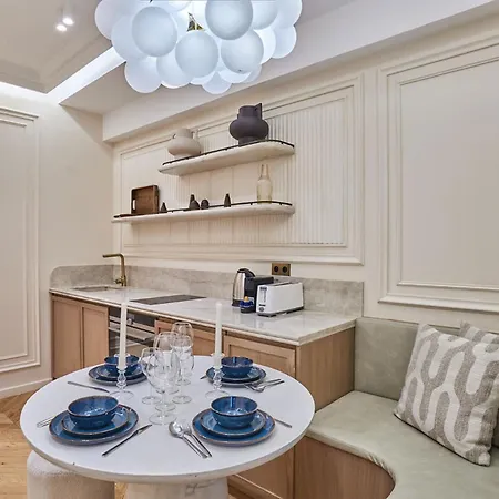 Air-conditioned Opera-louvre-2 Bedrooms