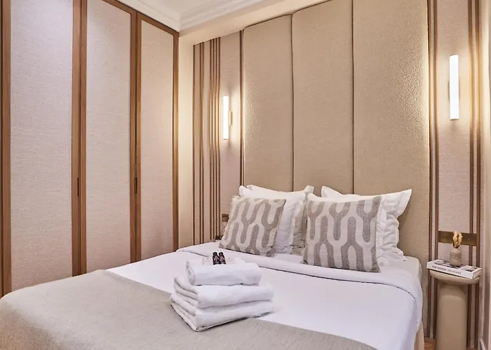 Air-conditioned Opera-louvre-2 Bedrooms